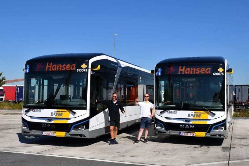 2 bussen met 2 werknemers hansea