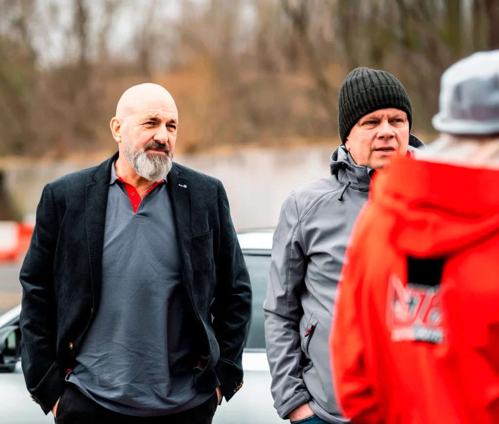 buschauffeur personeelsvervoer met handen in zakken