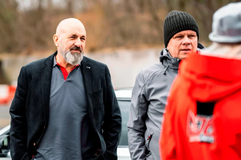 buschauffeur personeelsvervoer met handen in zakken